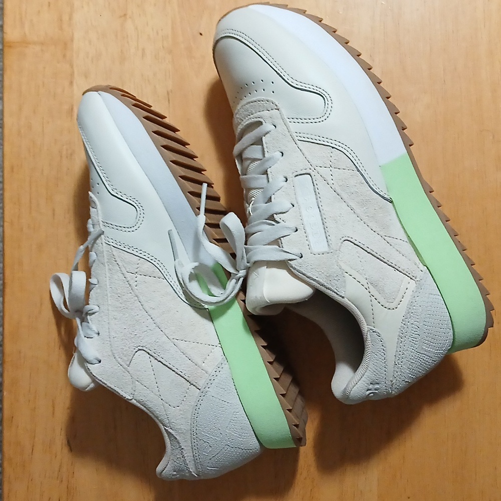 NWOB Women's Reebok Classic Leather Ripple sneakers